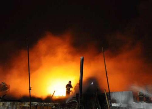 10月24日，消防隊員在火災現(xiàn)場撲救