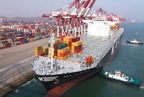 青島海運港迎來最大集裝箱航母