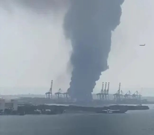 突發(fā)劇烈爆炸！南美大港陷入火海